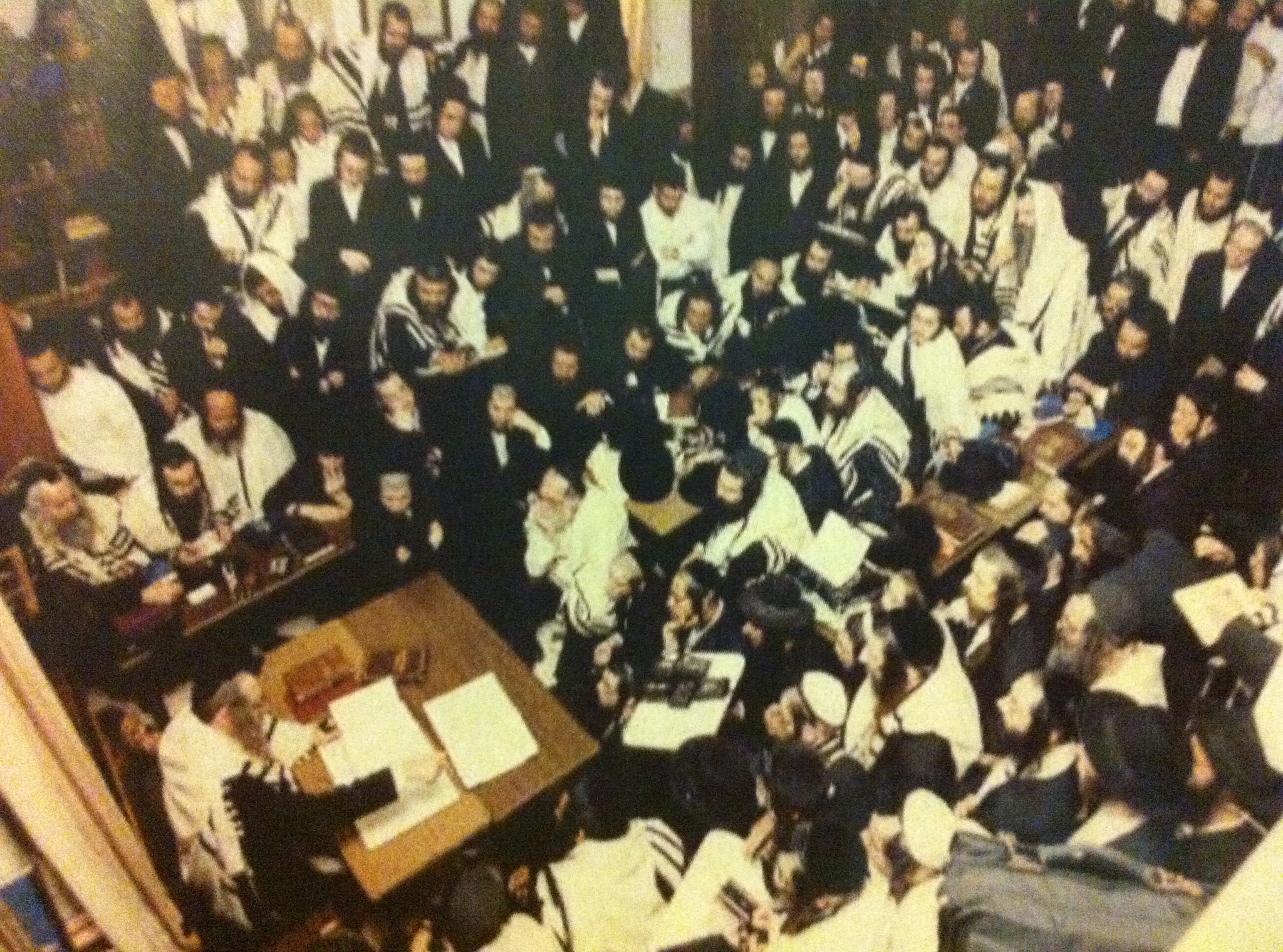 הרב ברלנד מוסר שיעור בישיבת שובו בנים בעיר העתיקה